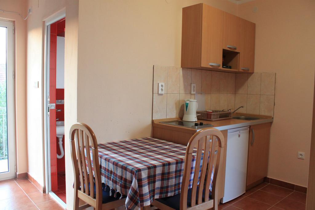 Apartments Adriatika Budva Rum bild